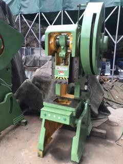 轉(zhuǎn)讓一批準(zhǔn)新機(jī)氣動(dòng)沖床普通沖床處理