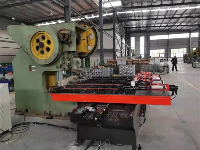 大連數(shù)控沖床送料機(jī)銷售廠家,推薦兆豐數(shù)控設(shè)備,自動(dòng)夾鉗, 廠